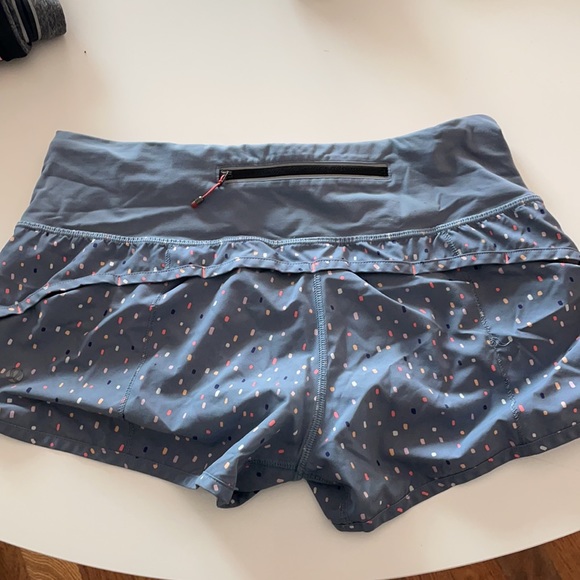 Lululemon grey pattern running shorts size 6 - Picture 2 of 3